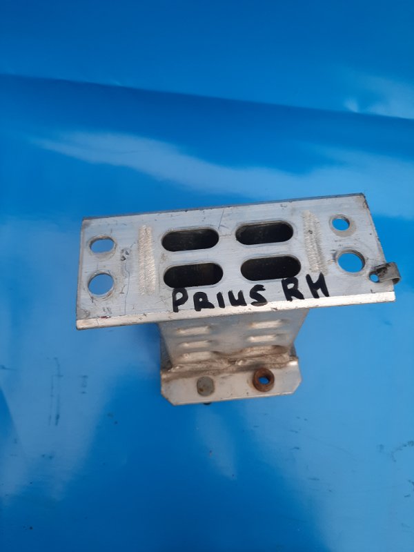 Front bumper reinforcement bracket TOYOTA PRIUS - 30 09-17 Right Front.