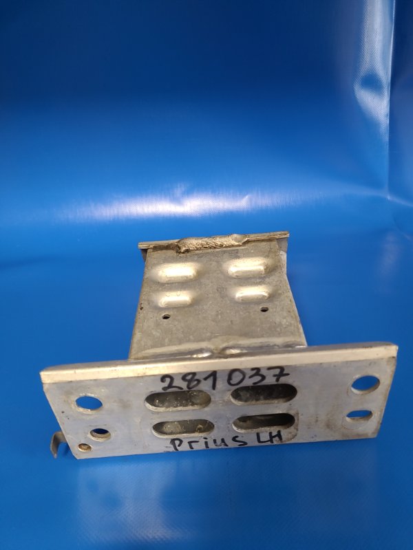 Front bumper reinforcement bracket TOYOTA PRIUS - 30 09-17 Left. Front.