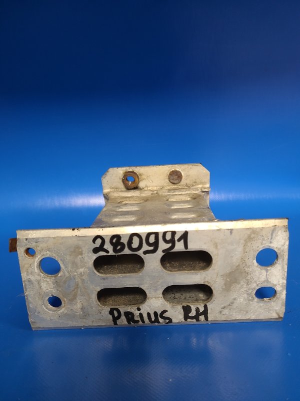 Front bumper reinforcement bracket TOYOTA PRIUS - 30 09-17 Right Front.