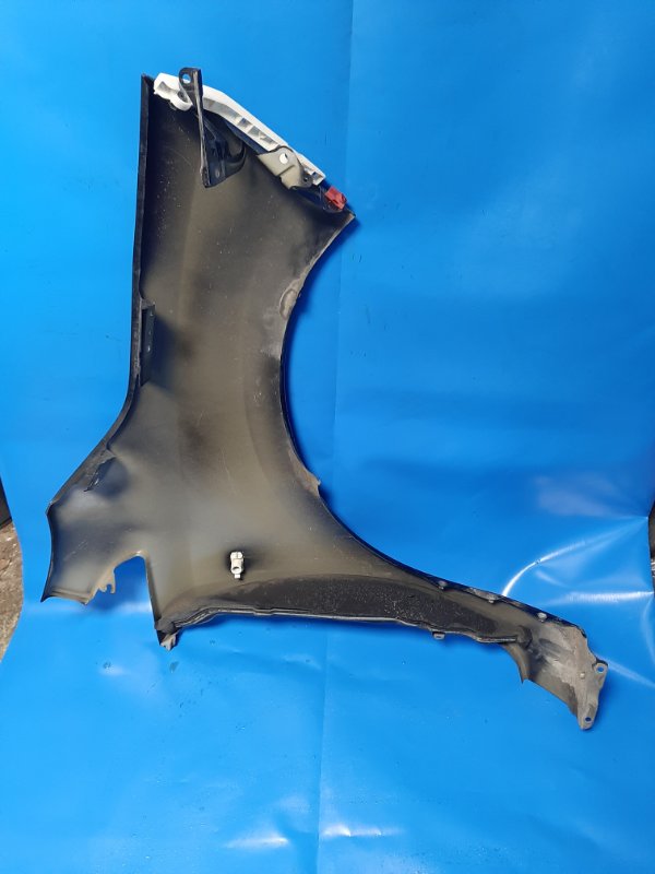 Front wing NISSAN LEAF 10-17 Left.
