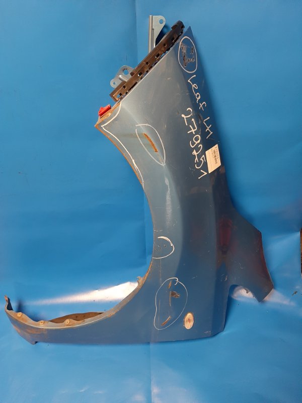 Front wing NISSAN LEAF 10-17 Left.