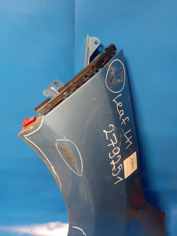 Front wing NISSAN LEAF 10-17 Left.