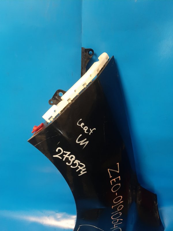 Front wing NISSAN LEAF 10-17 Left.