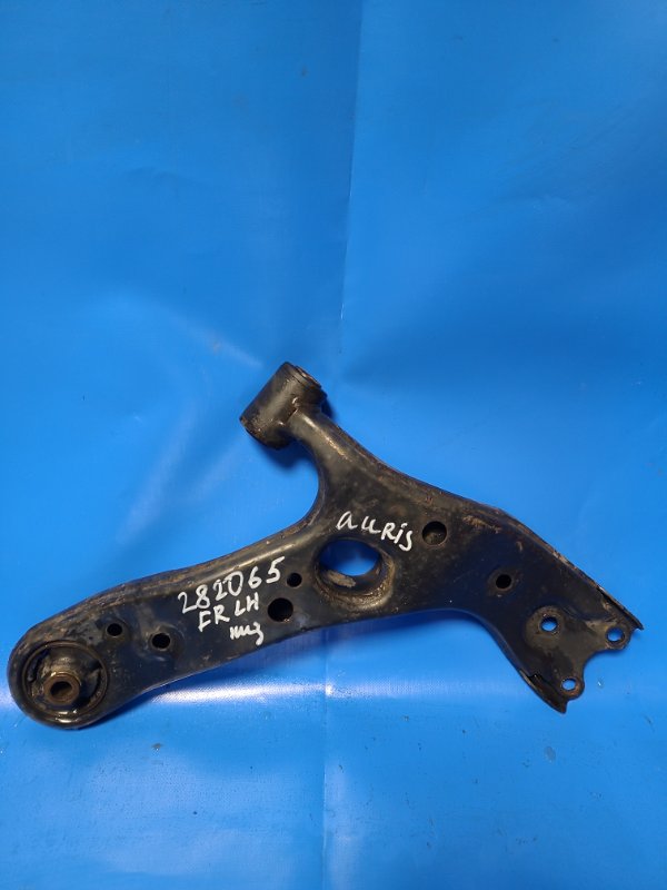 Lower front suspension arm TOYOTA AURIS 06-12 Left. Front.