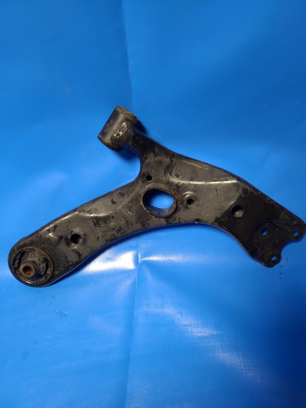Front suspension lower arm TOYOTA AURIS 06-12 Right. Front.