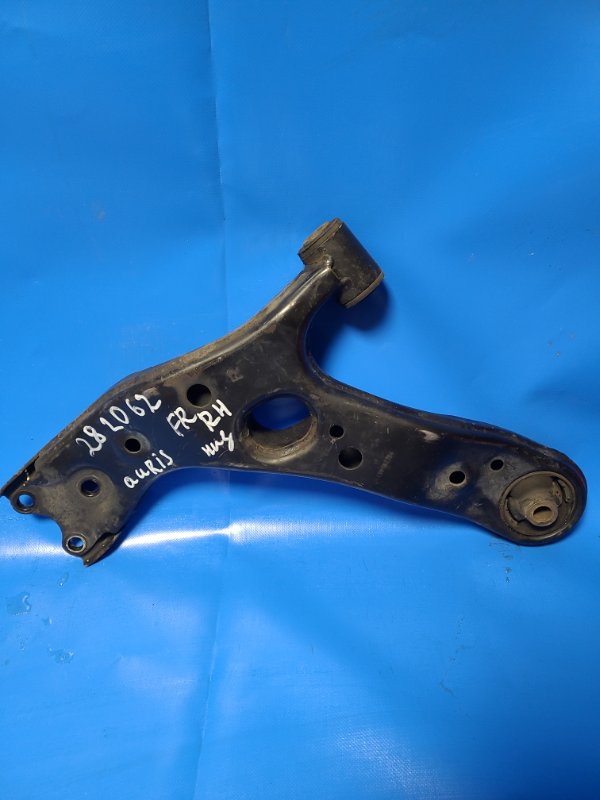 Front suspension lower arm TOYOTA AURIS 06-12 Right. Front.
