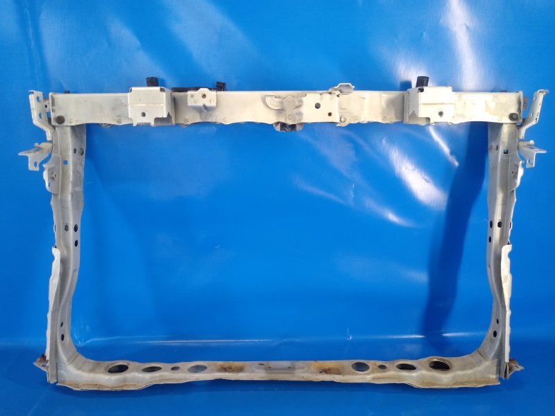 Front of the Toyota Prius Plus 11-14