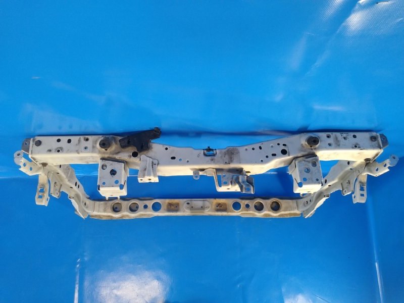 Front of the Toyota Prius Plus 11-14