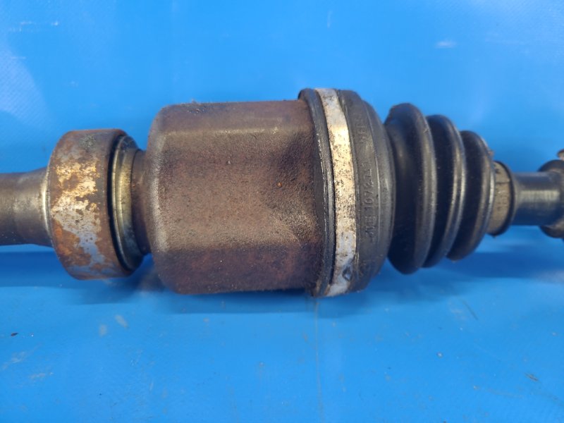 Front-wheel drive NISSAN PULSAR (NB17) 13–18 Right.