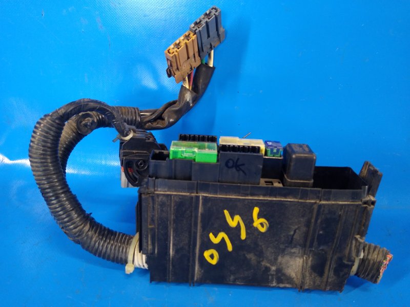 Engine compartment fuse box for a Nissan Sentra B17 12-21 2013