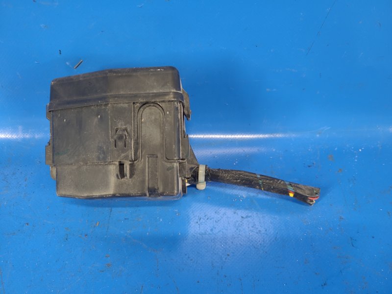 Engine compartment fuse box for the 2013 Mitsubishi Mirage 13