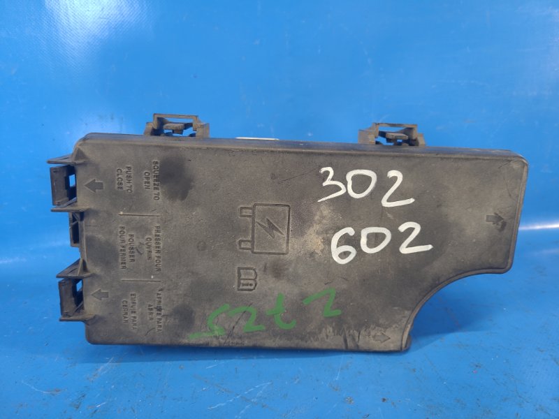 Engine compartment fuse box for a 2012 Chrysler 200 10-14