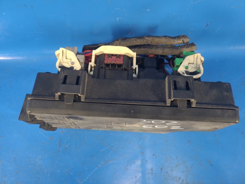 Engine compartment fuse box for a 2012 Chrysler 200 10-14