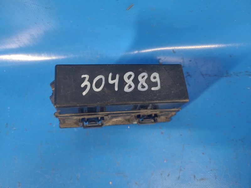 Engine compartment fuse box for a 2013 Chrysler 200 10-14