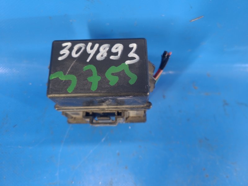 Engine compartment fuse box for a 2013 Chrysler 200 10-14