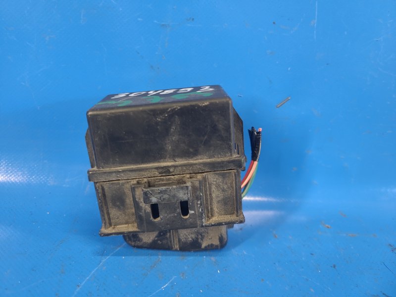 Engine compartment fuse box for a 2013 Chrysler 200 10-14
