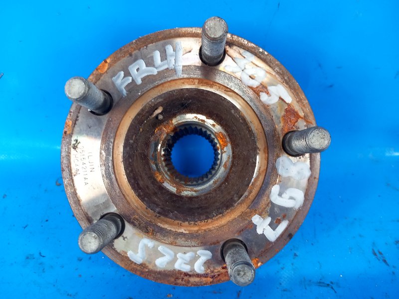 Hub CHRYSLER 200 10-14 2012 Left. Front.