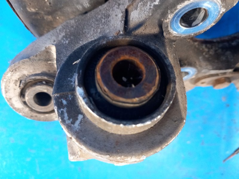 Trunnion VOLVO XC70 00–07 2006 Left.