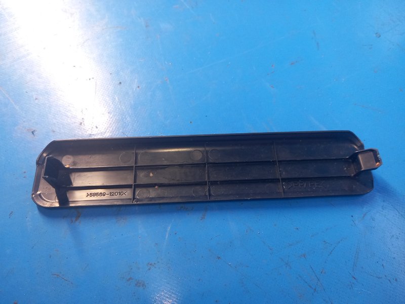 Toyota Prius Plus body plug 11-14 2013