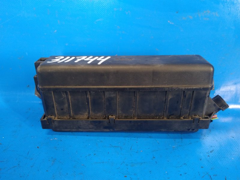Fuse box engine compartment Toyota Prius - 20 03-11 2006