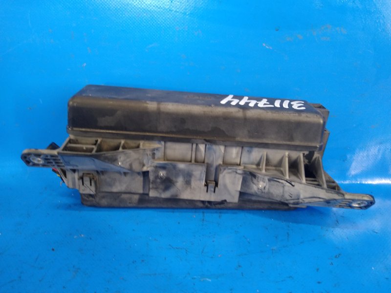 Fuse box engine compartment Toyota Prius - 20 03-11 2006