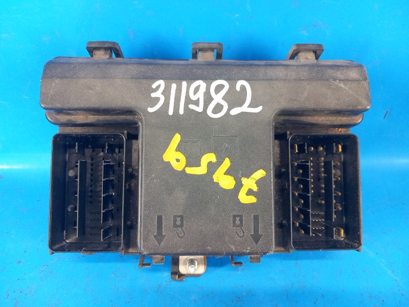 Engine compartment fuse box for the 2014 Ford Fusion