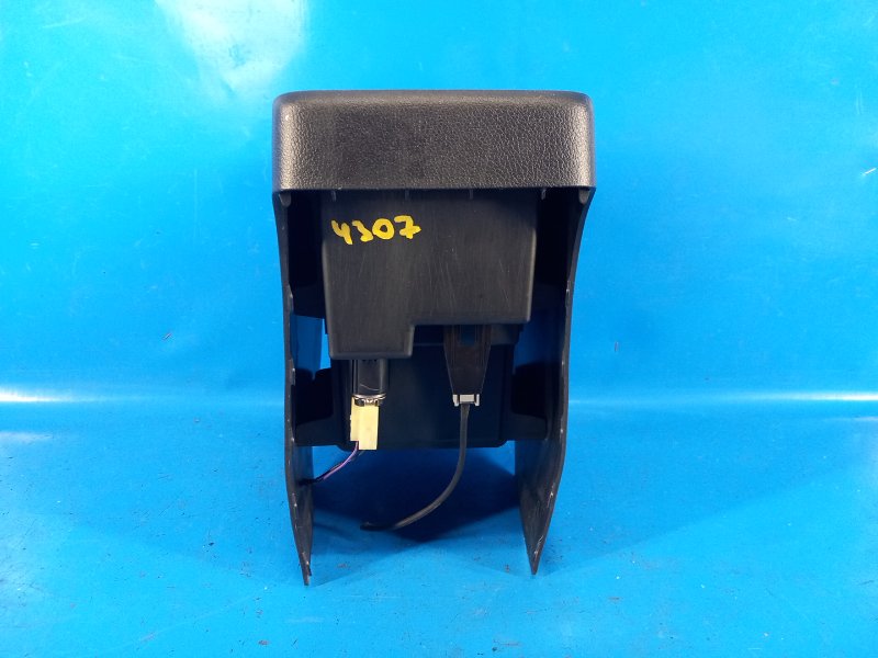 Mitsubishi Outlander GF 12-2013 glove compartment between the seats
