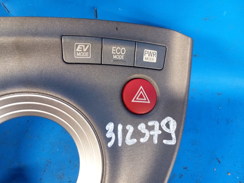Toyota Prius dashboard button block - 09/30/2012