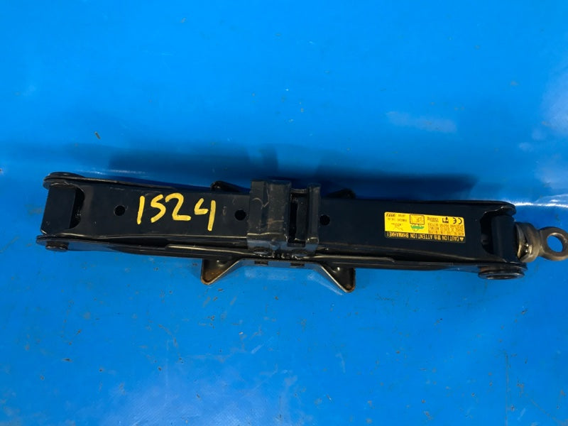 Toyota Prius Plus jack 11-14 2013