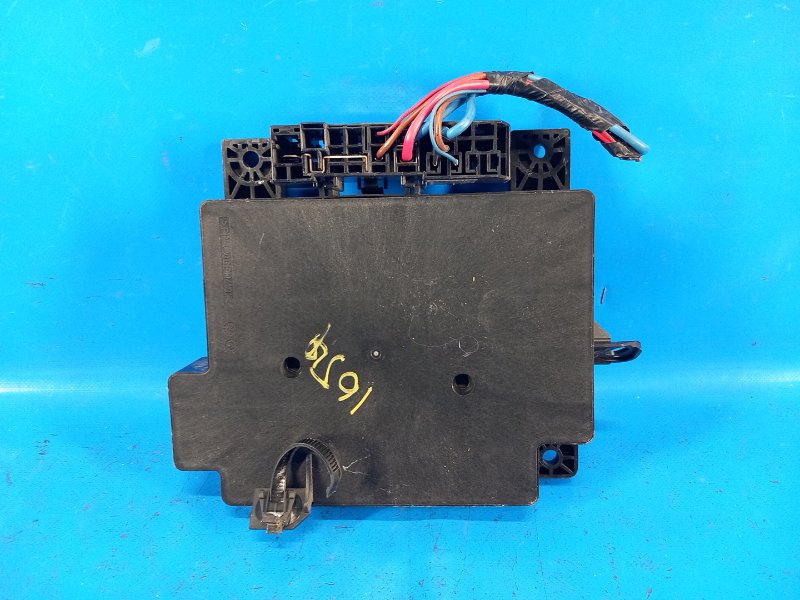 Engine compartment fuse box for a 2011 Mitsubishi Outlander XL 05-13