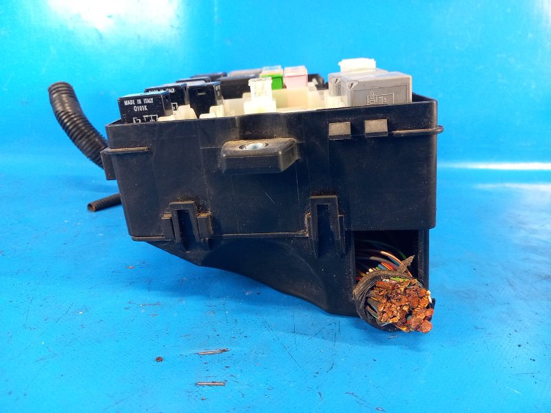 Engine compartment fuse box for a 2015 Ford Focus 10-18