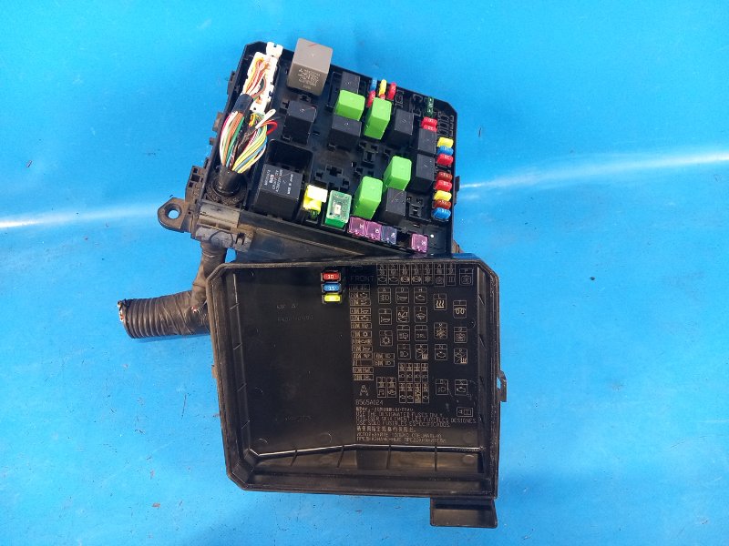 Engine compartment fuse box for a 2011 Mitsubishi Outlander XL 05-13
