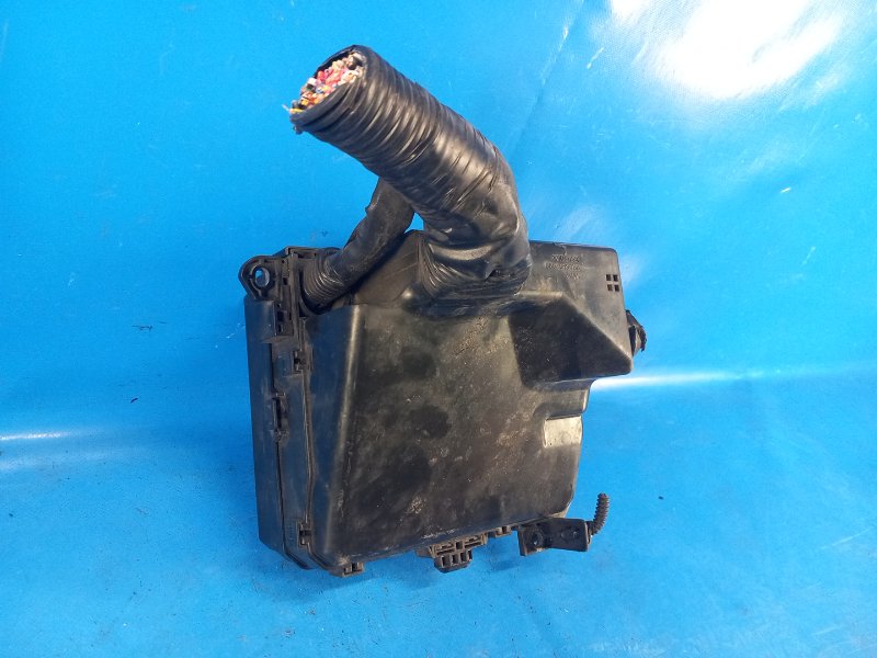 Engine compartment fuse box for a 2011 Mitsubishi Outlander XL 05-13