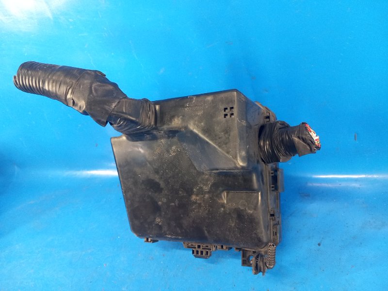 Engine compartment fuse box for a 2011 Mitsubishi Outlander XL 05-13
