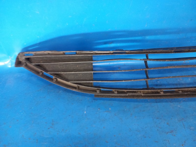 Front bumper grille for the 2017 Toyota Prius 16