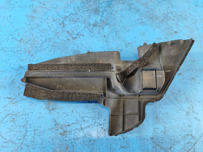 Radiator deflector TOYOTA PRIUS - 30 09-17 2010 Left. Front.
