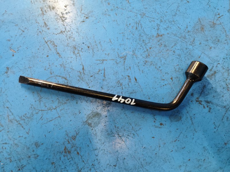 Toyota Prius wheel wrench - 09/30-17/2010
