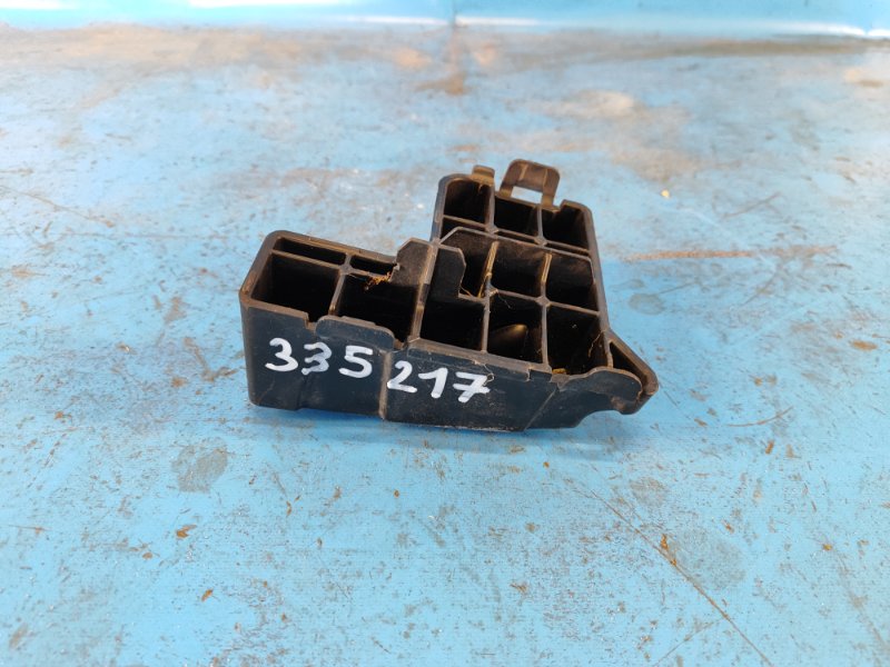 Front bumper bracket TOYOTA PRIUS 16- Right.