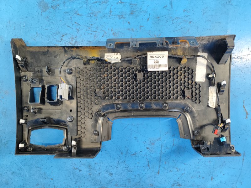 Console under the steering column of the Ford Expedition 17-2018