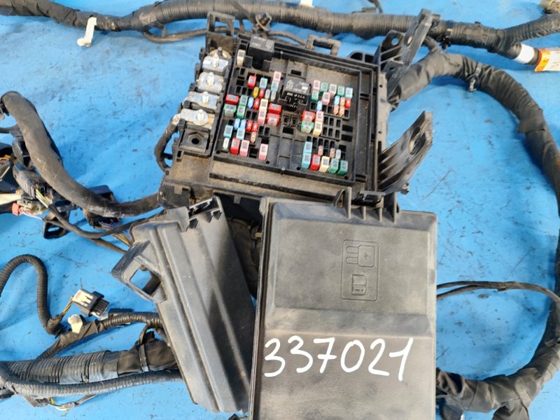 Engine compartment fuse box for the 2018 Ford Expedition 17