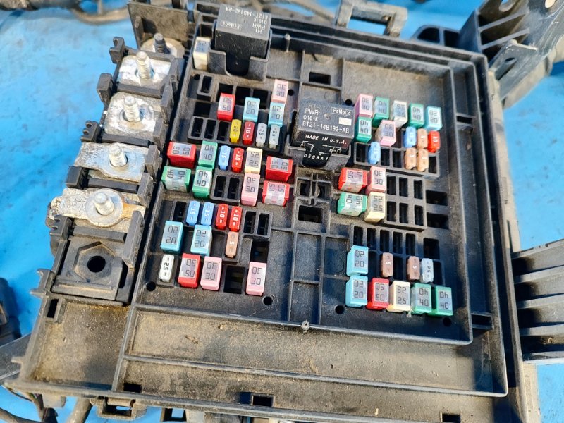 Engine compartment fuse box for the 2018 Ford Expedition 17