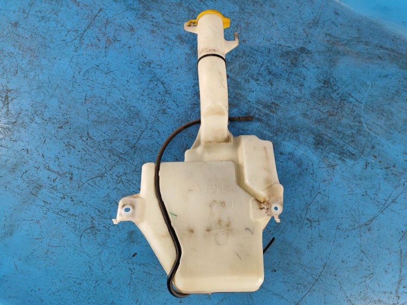 Windshield washer reservoir for the 2014 Dodge Grand Caravan