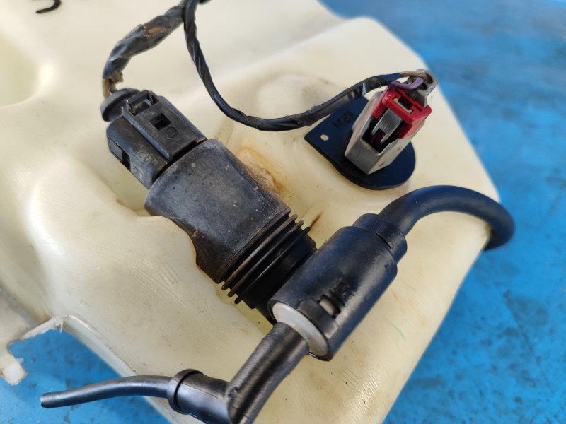 Windshield washer reservoir for the 2014 Dodge Grand Caravan