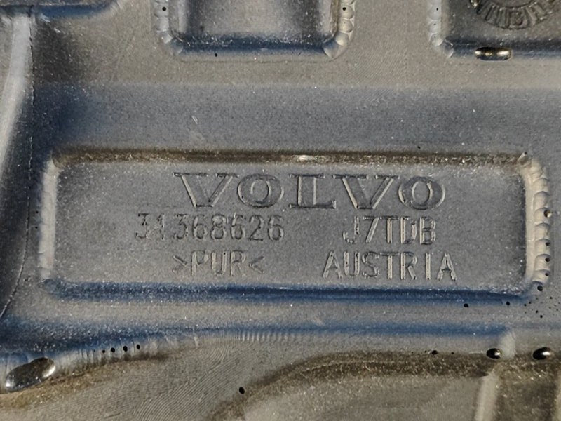 Decorative engine cover for Volvo XC70 07-16