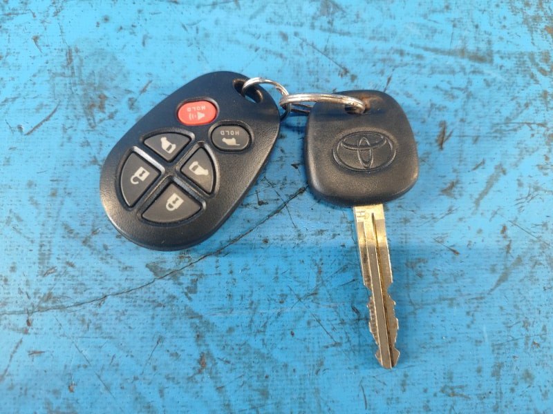 Ignition key for Toyota Sienna 11-16 2015