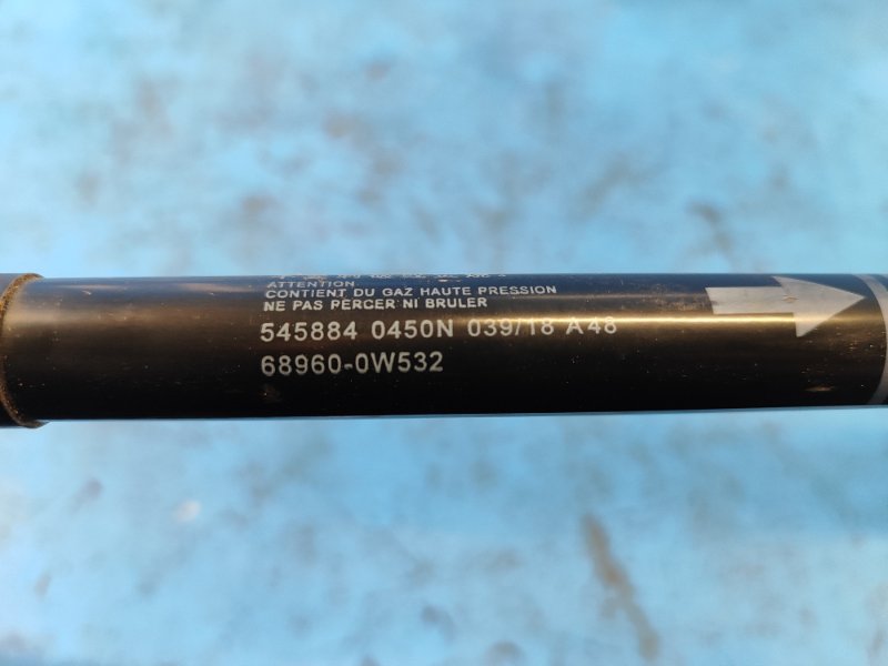 Trunk lid shock absorber TOYOTA PRIUS - 30 09-17 Lev.