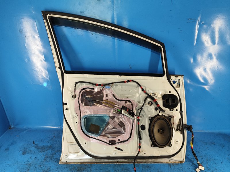 Door TOYOTA PRIUS PLUS 11-14 Left. Front.