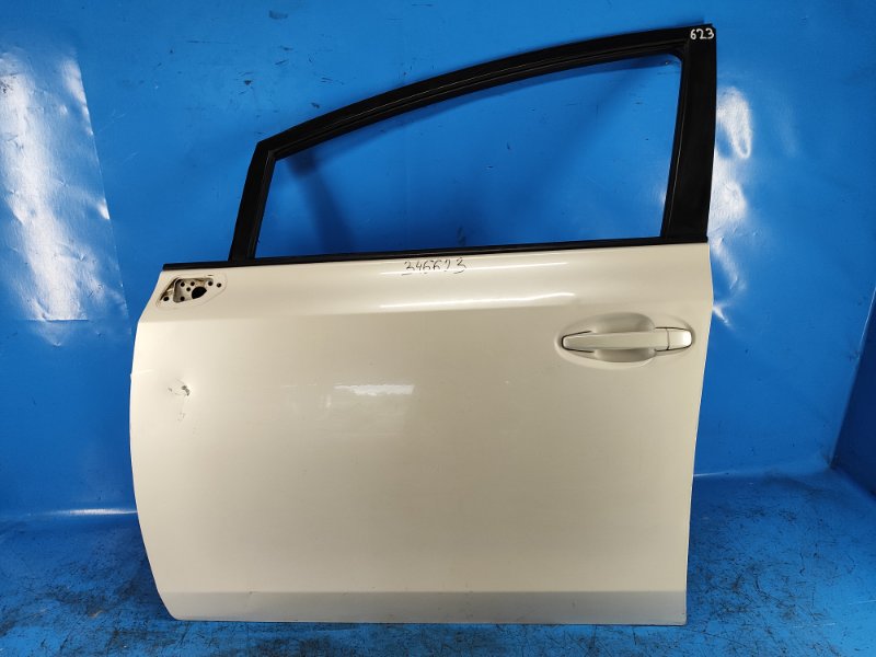 Door TOYOTA PRIUS PLUS 11-14 Left. Front.
