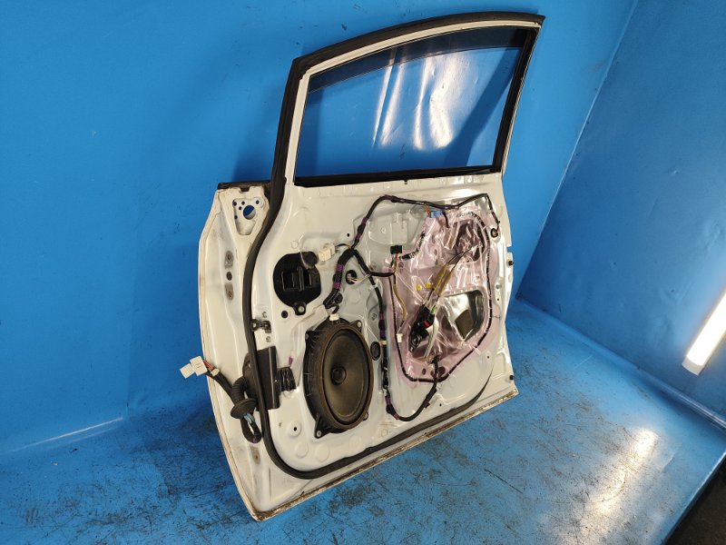 Door TOYOTA PRIUS PLUS 11-14 Right Front.