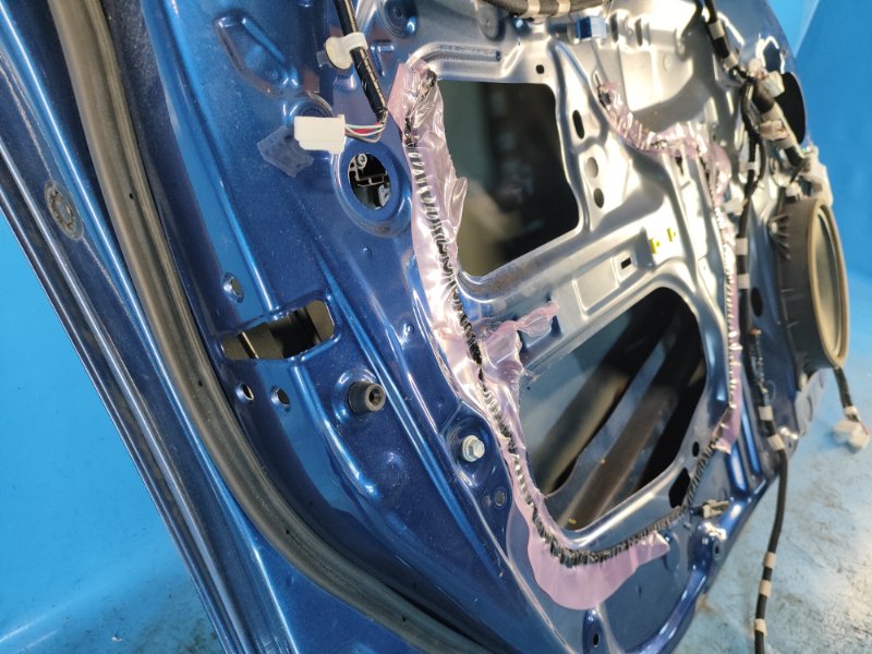 Door TOYOTA PRIUS PLUS 11-14 Left. Front.